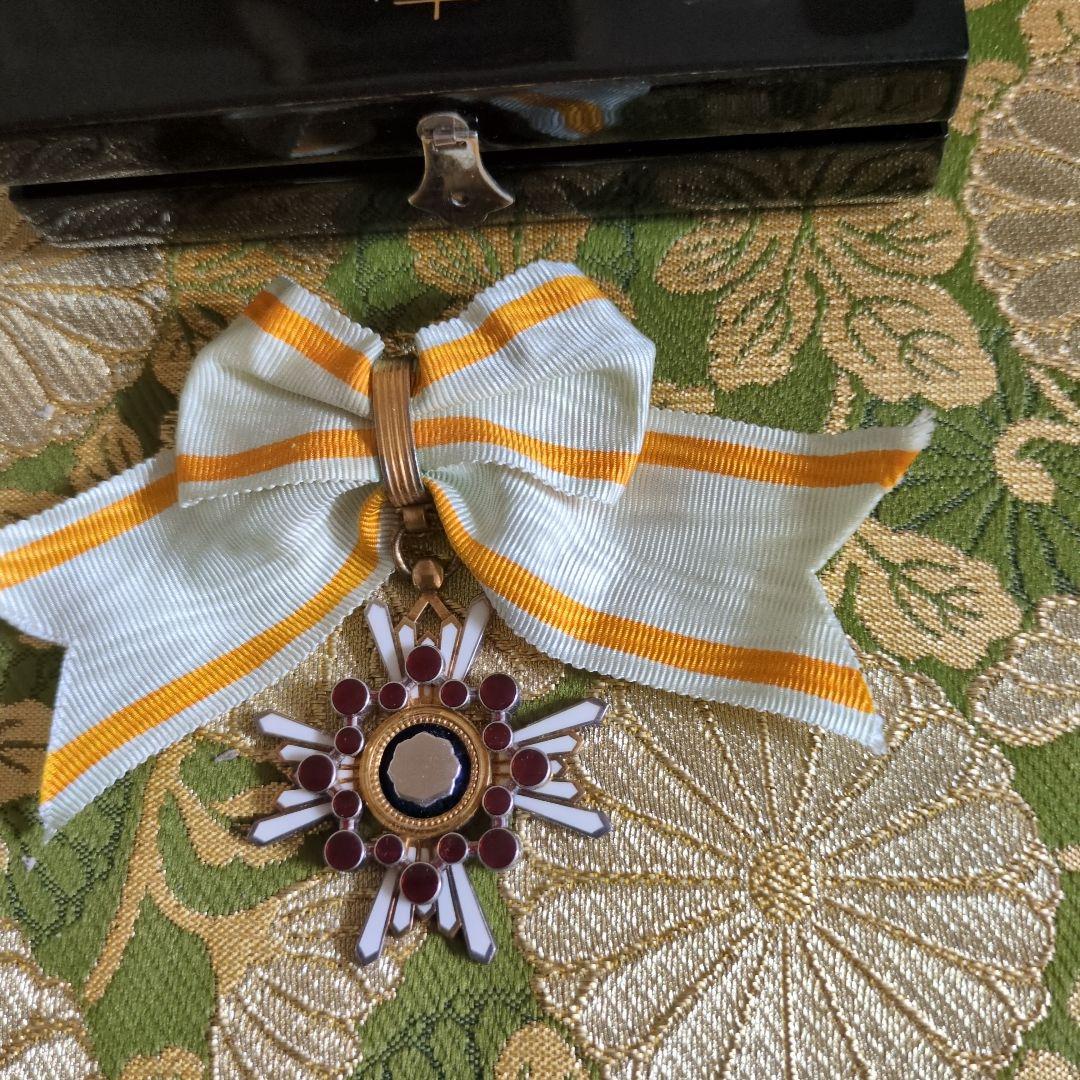 【最終価格】【美品・希少】勲五等瑞宝章 リボン婦人用 塗共箱・略綬付き