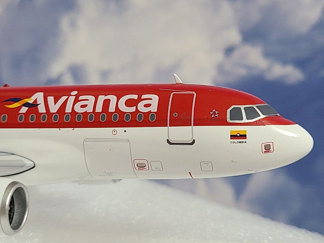 1/200 A319-112 アビアンカ航空 HK-4553 スタンド付属