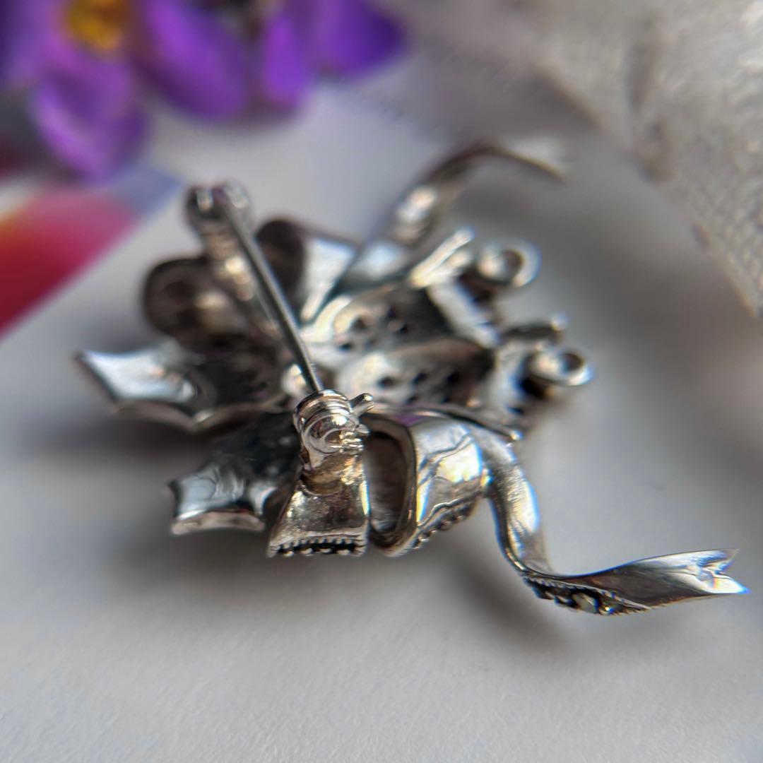 entiere【シルバー925＆ガーネット＆マルカジットのベル】美しいブローチ