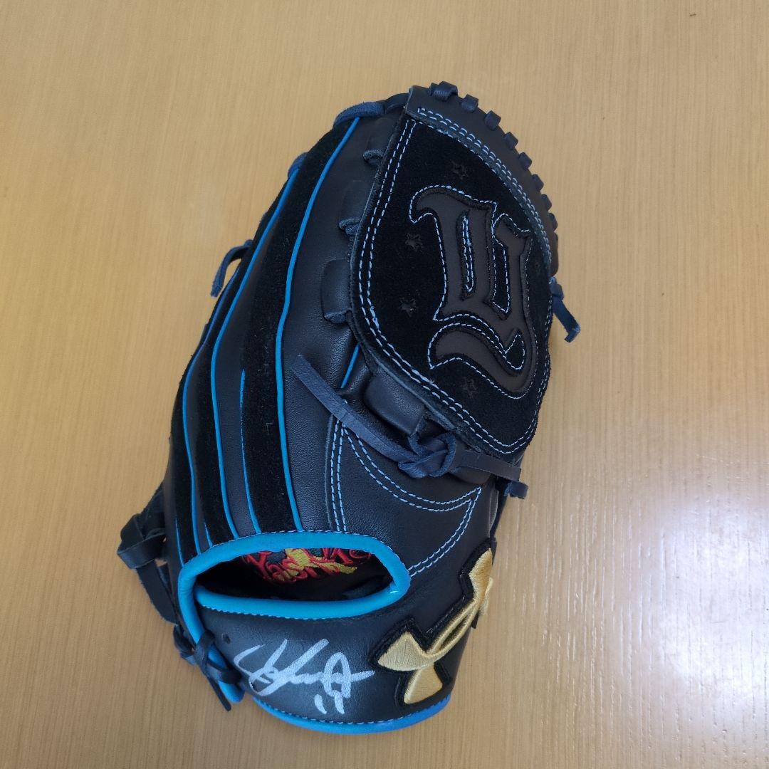 Under Armour 軟式野球グローブ 山崎康晃選手サイン入り 黒/青