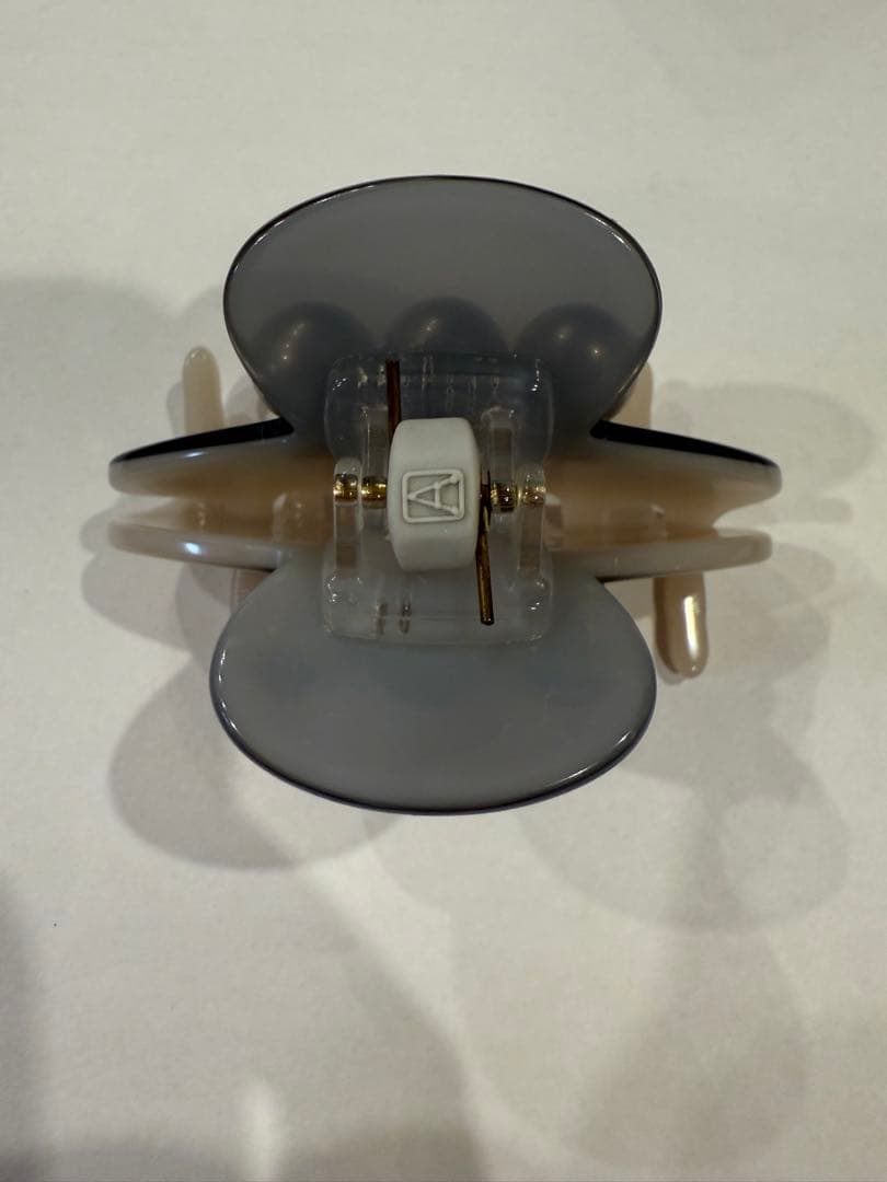 アレクサンドルデュパリ パール付きグレーとベージュのヘアクリップ