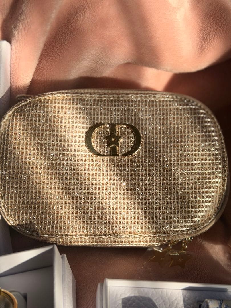 Dior ゴールドポーチ レッドネイルカラー