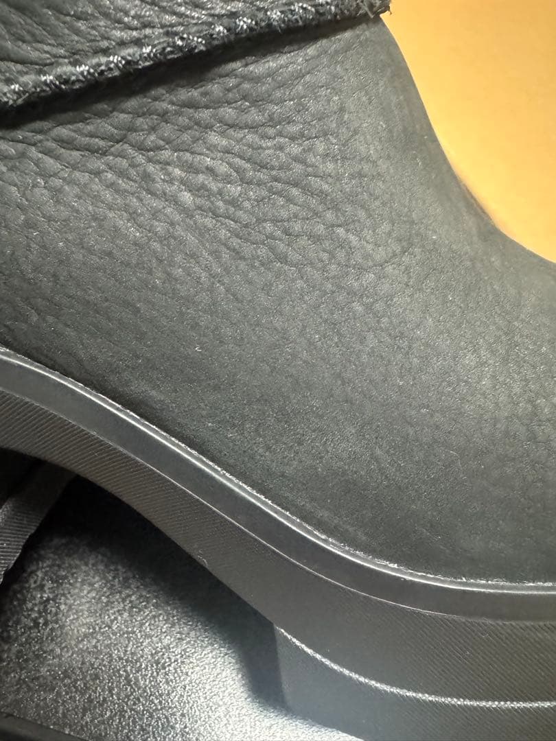 UGG ブラック プラットフォームヒールブーツ