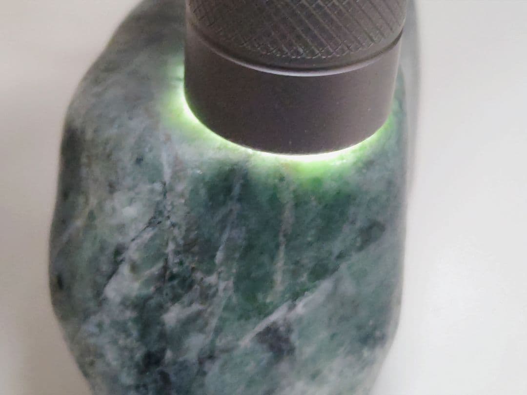 糸魚川137 翡翠 213g ヒスイ 原石 鑑賞石 自然石 誕生石 鉱物 鉱石