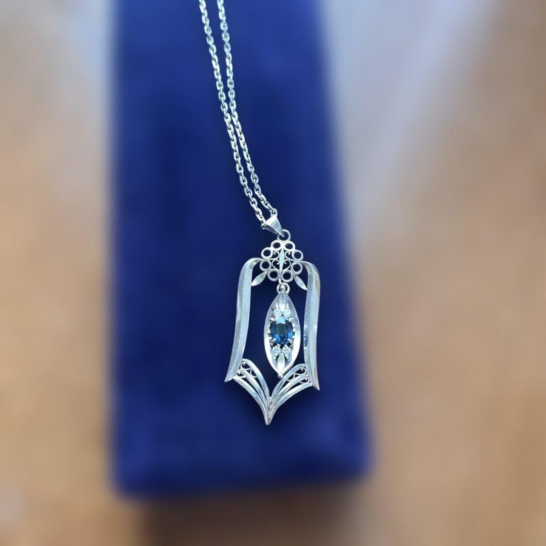 半*い様 シルバーペンダントネックレス 青色ストー５０年前　名前彫ってあります。