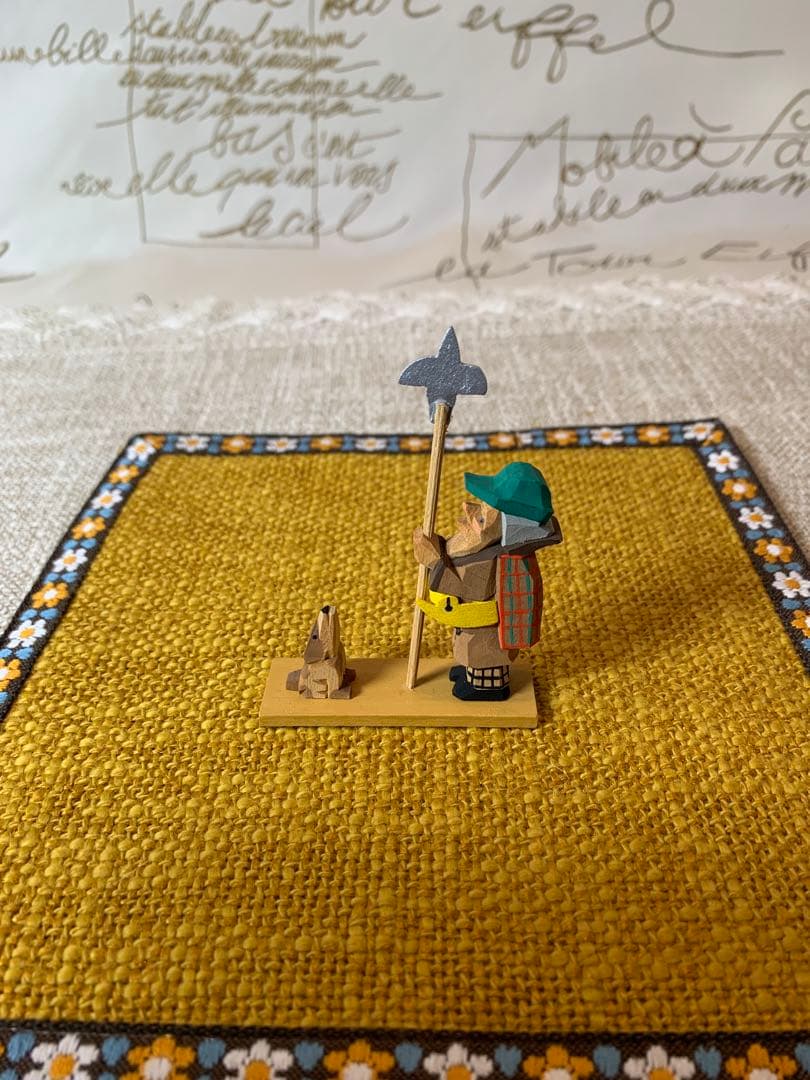 ドイツ製　エルツ山地　ヘルビッヒ工房　木製人形ザイフェン　叔父さんとワンちゃん！