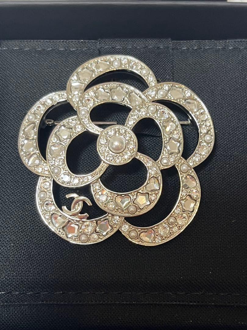 シャネル ブローチ カメリア シルバー ABF233
