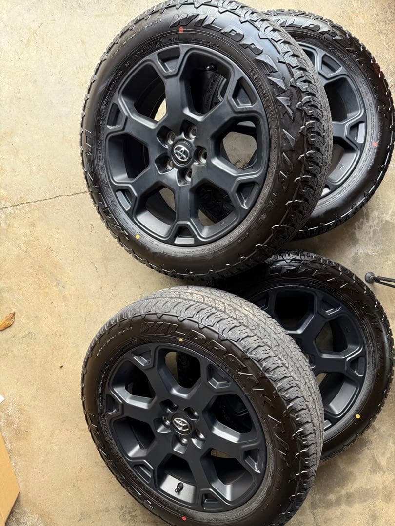 RAV4 オフロードパッケージ2 純正ホイールタイヤ　令和7年11月納車　美品