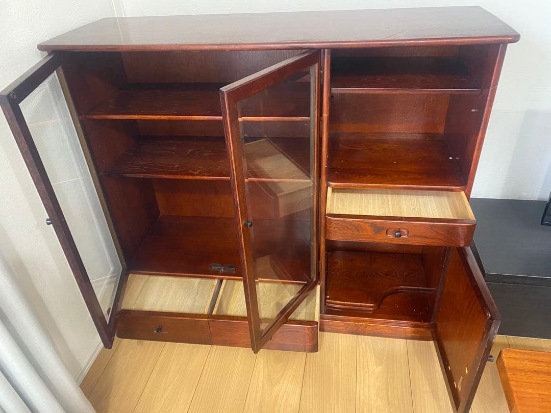 【中古】※引取り限定。 木製キャビネット ガラス扉付き 。 カリモク製