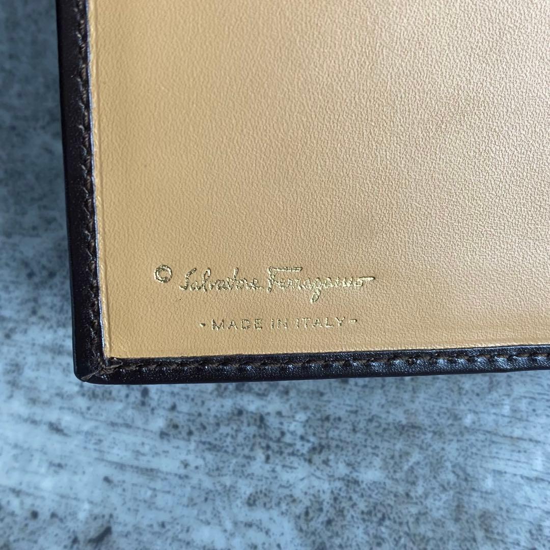美品 フェラガモ ゴールド ガンチーニ 二つ折り 長財布 ブラウン