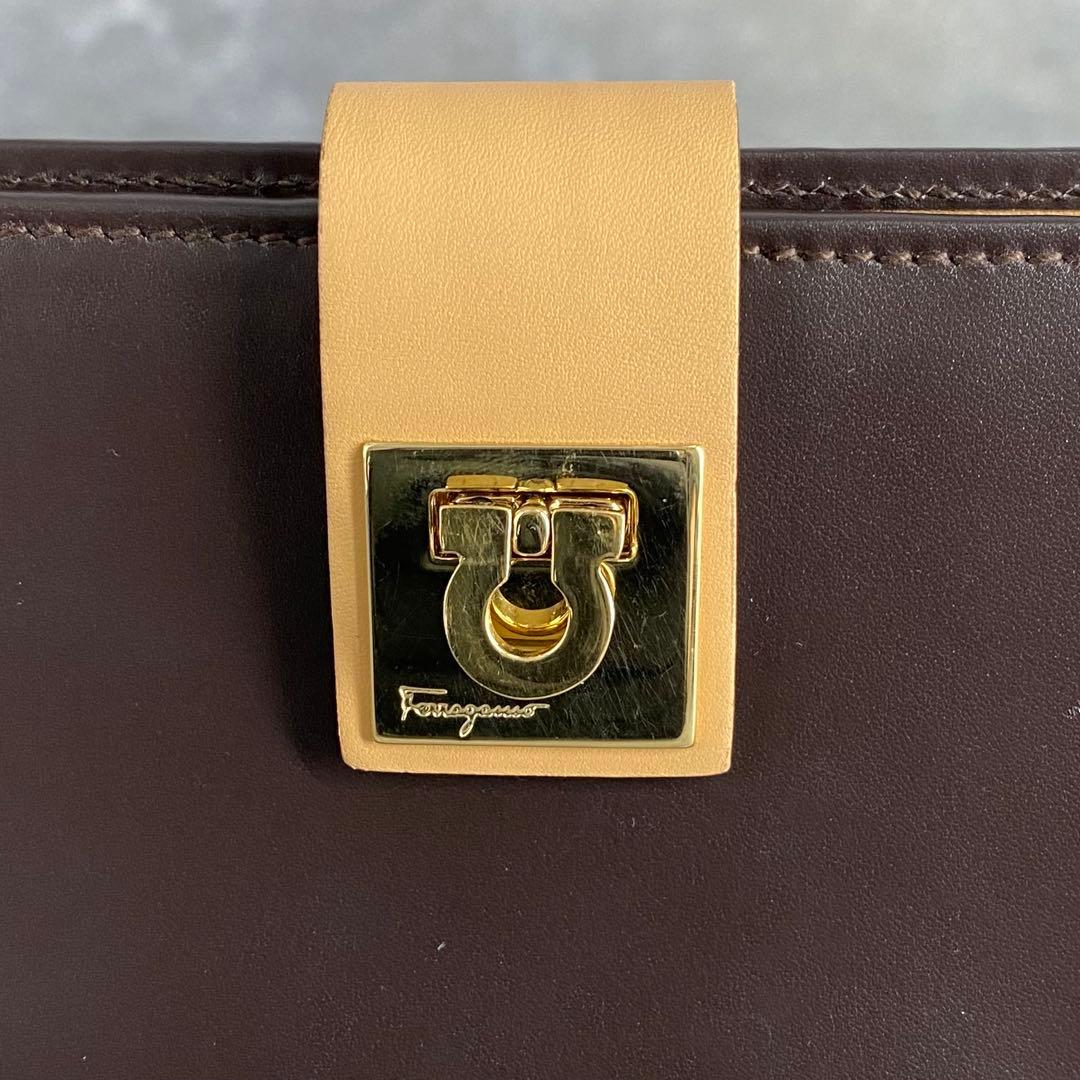 美品 フェラガモ ゴールド ガンチーニ 二つ折り 長財布 ブラウン