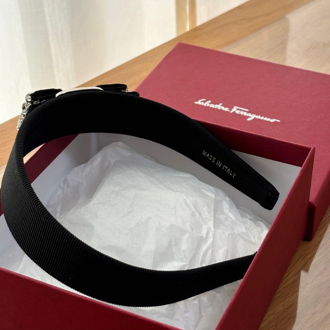 新品未使用50%off箱/紙袋付き サルヴァトーレフェラガモ 黒カチューシャ