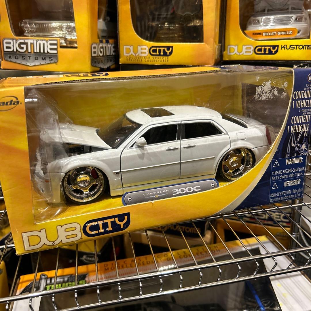 DUB CITY Chrysler 300C ホワイト 1/24