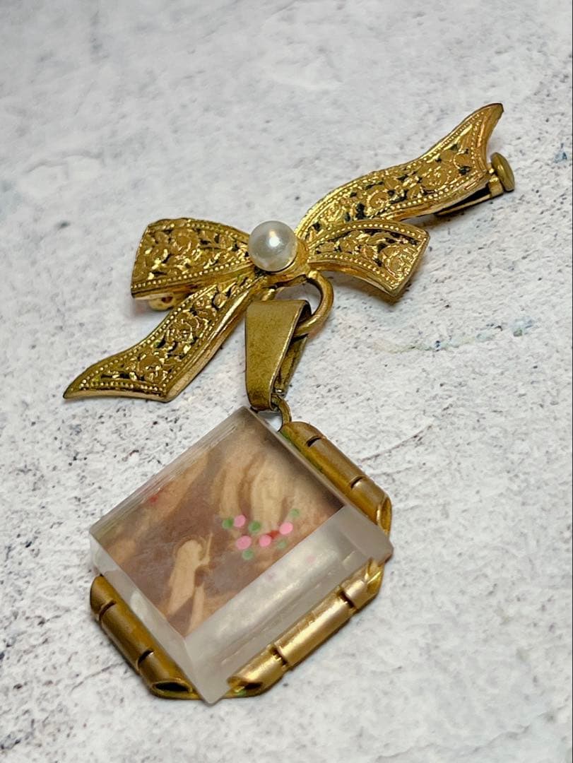 フランス製アンティーク　ルルドの泉　ブローチ　聖母マリア　コスチュームジュエリー