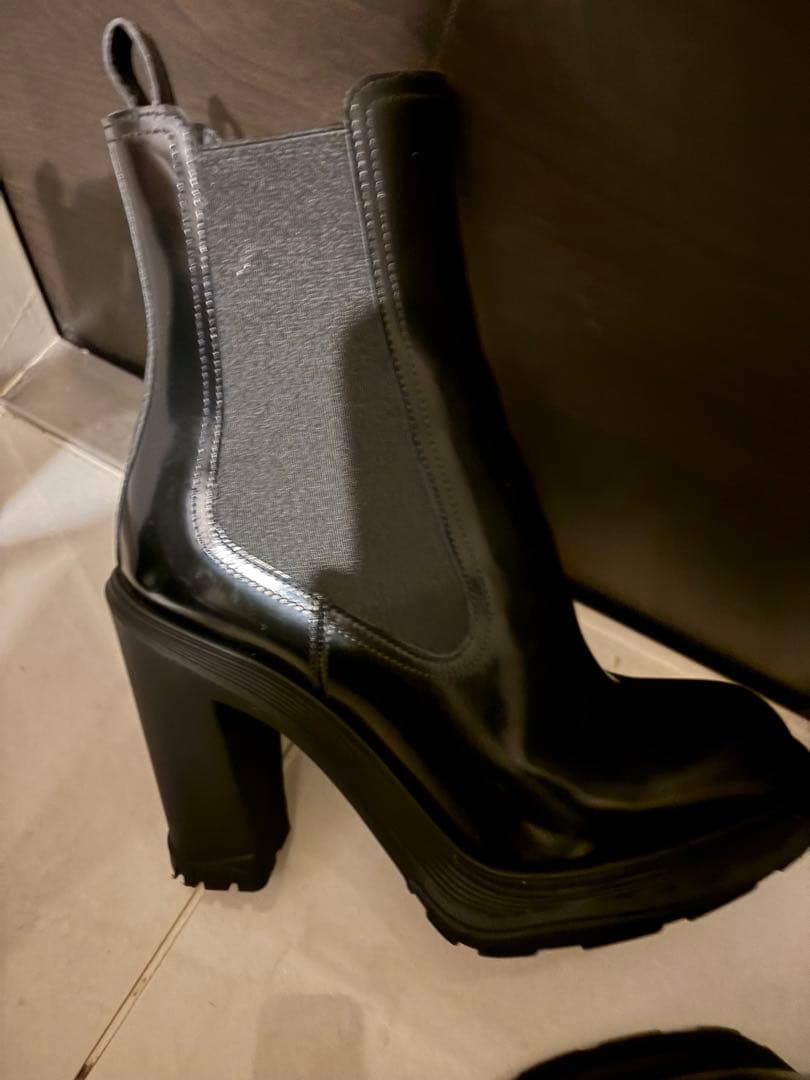 Alexander McQueen ブラックチェルシーブーツ