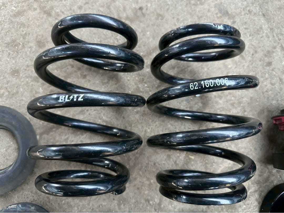 パーツ DAMPER ZZR DAA-NHP10 TOYOTA AQUA