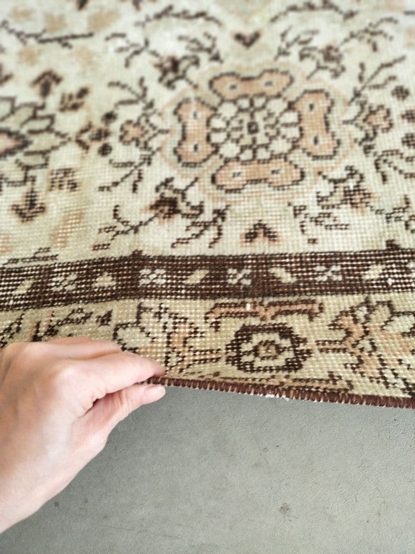 ベージュとチョコレートブラウンのノスタルジックラグ　No.708