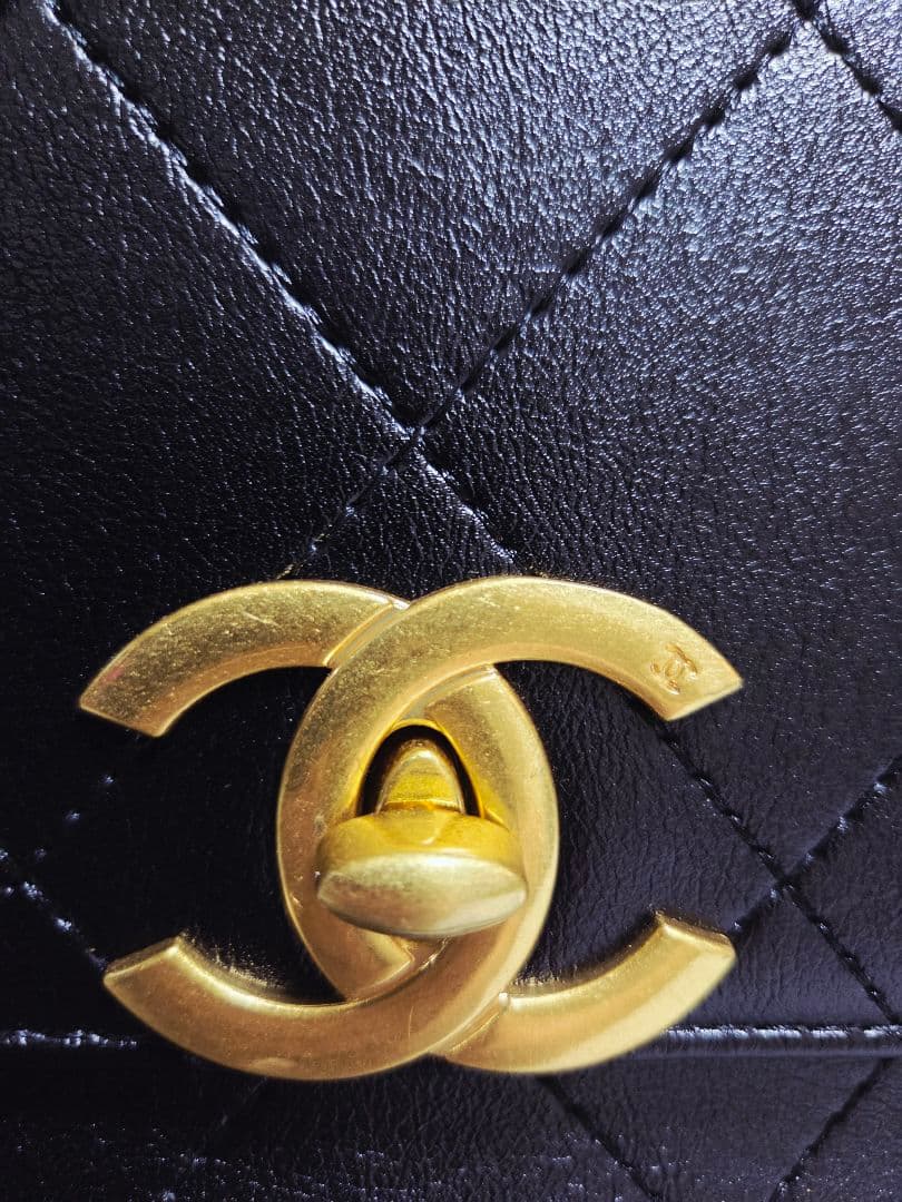 *レザーショルダーバッグ*　ゴールド、チェーン　キルティングА4