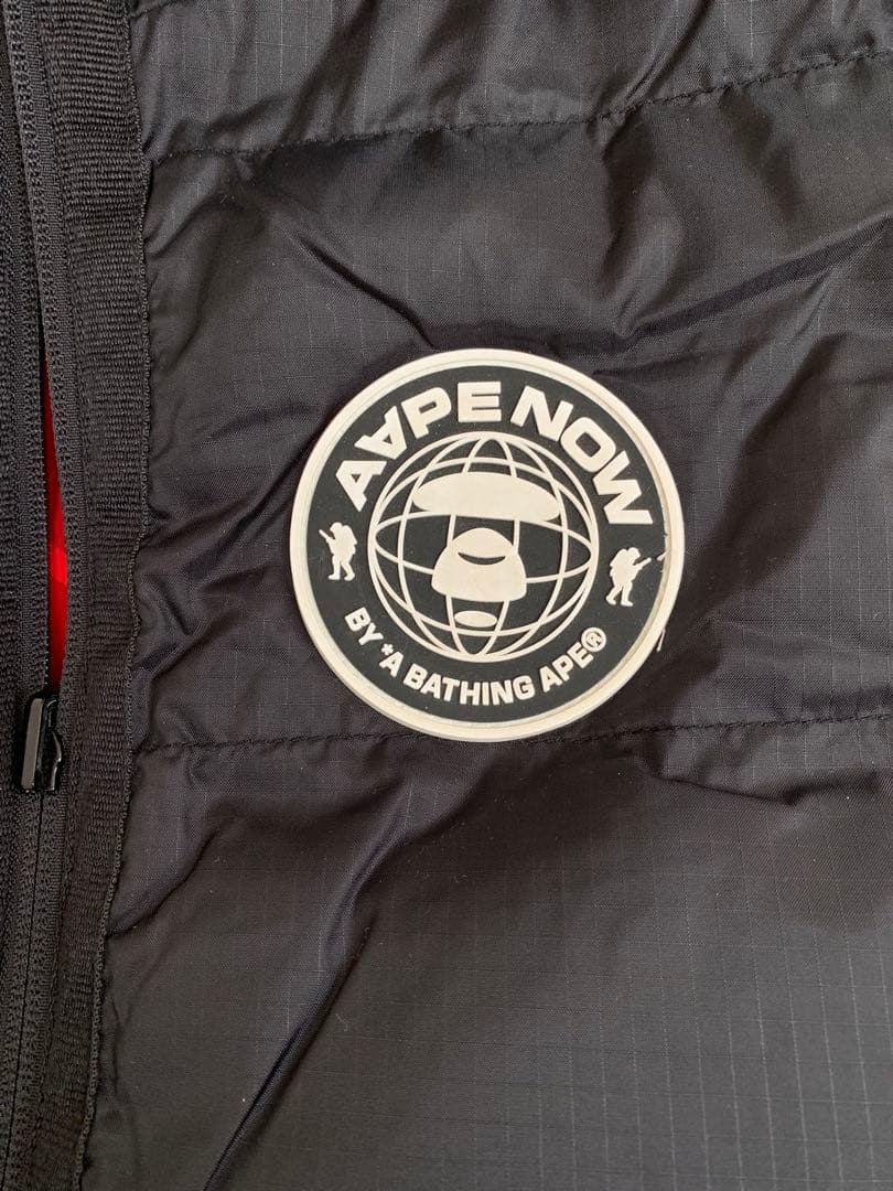 エイプ フード付きリバーシブルダウンベスト 黒 赤迷彩　ＸＬ