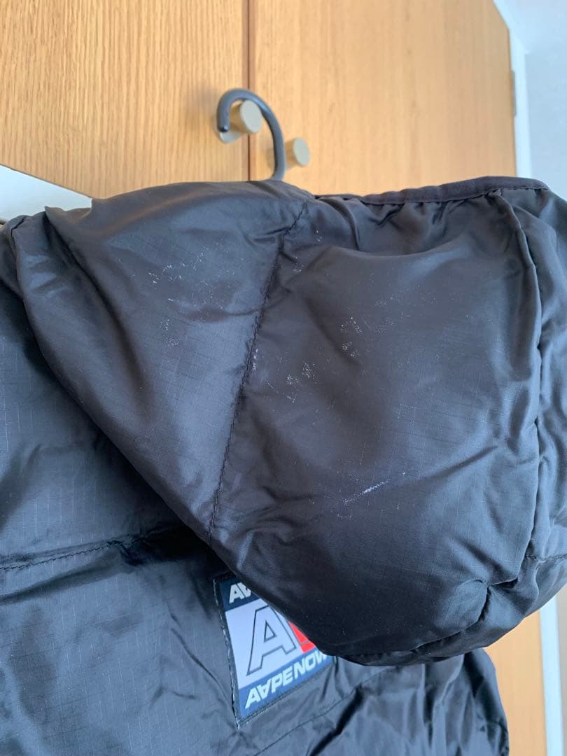 エイプ フード付きリバーシブルダウンベスト 黒 赤迷彩　ＸＬ