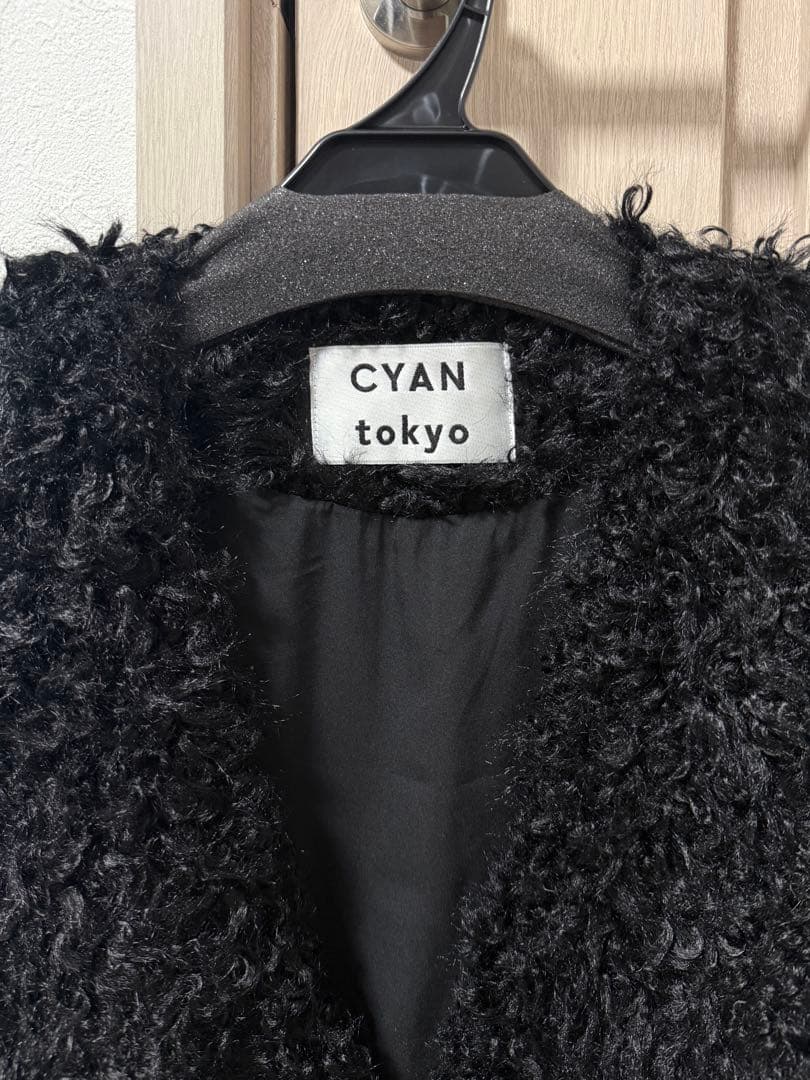 今期新作 20%off★CYAN TOKYO バックオーバーカーリーファーベスト