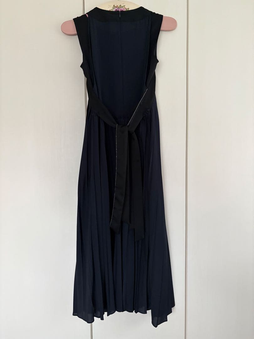 モラビトネイビープリーツノースリーブドレスワンピース
