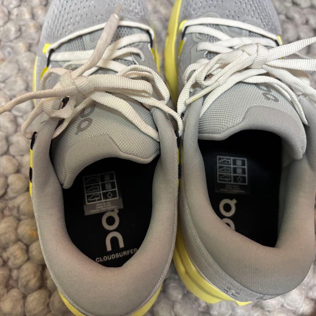 新品同様　on オン　Cloudsurfer 2 スニーカー　ライトグレー