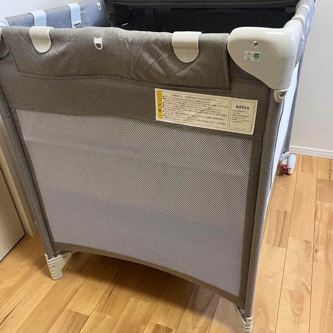 美品 KATOJI カトージ ポータブルベビーベッド おむつ替えテーブル付