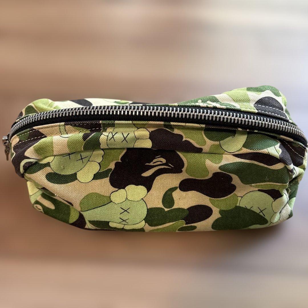 ベイシングエイプ✖️カウズカモフラ柄ポーチAPE ✖️KAWS NIGO