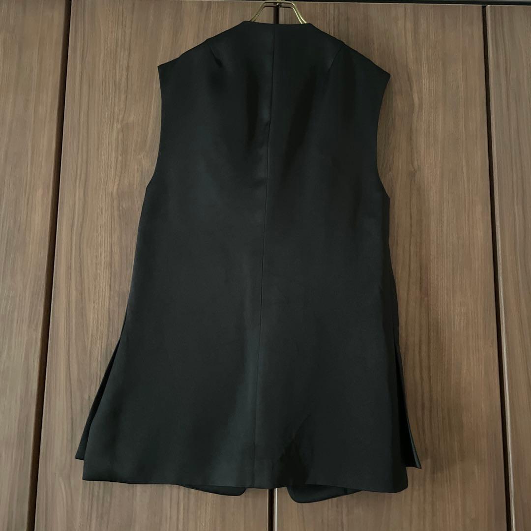 UN3D. サテンベスト