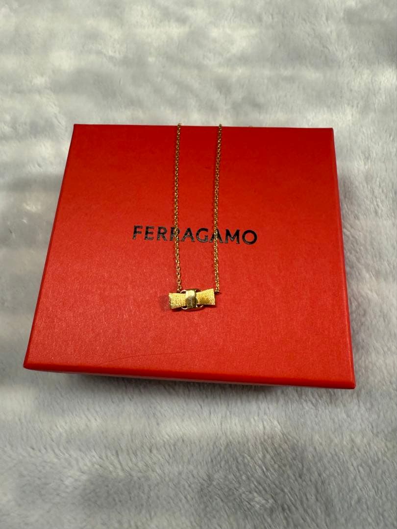 m*e様 FERRAGAMO ヴィラ・リボン