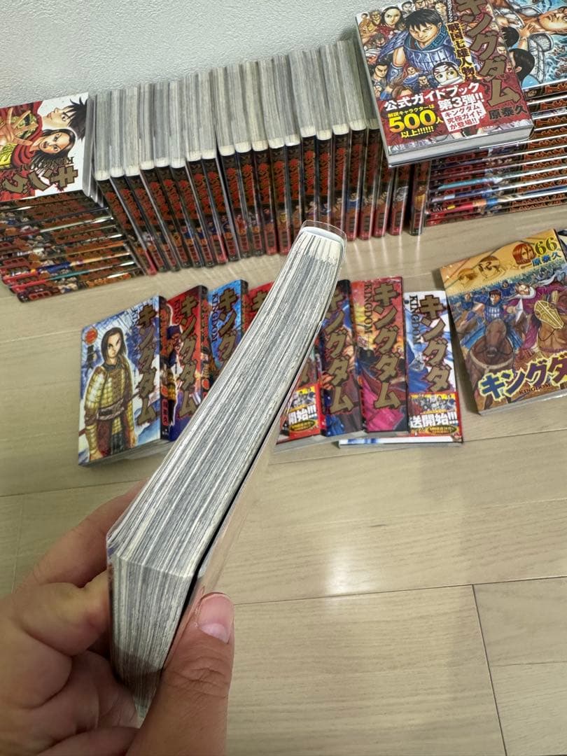 キングダム 70巻セット ブックカバー付ほぼ新品　公式ガイドブック付