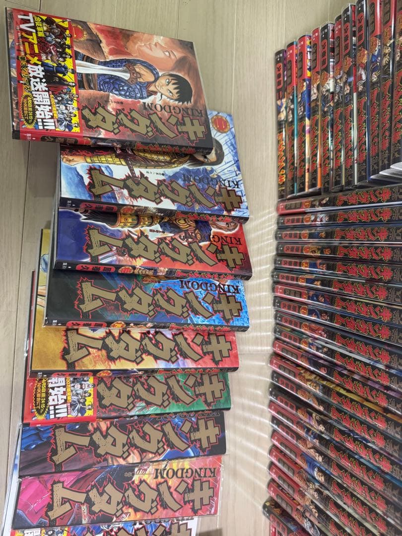 キングダム 70巻セット ブックカバー付ほぼ新品　公式ガイドブック付