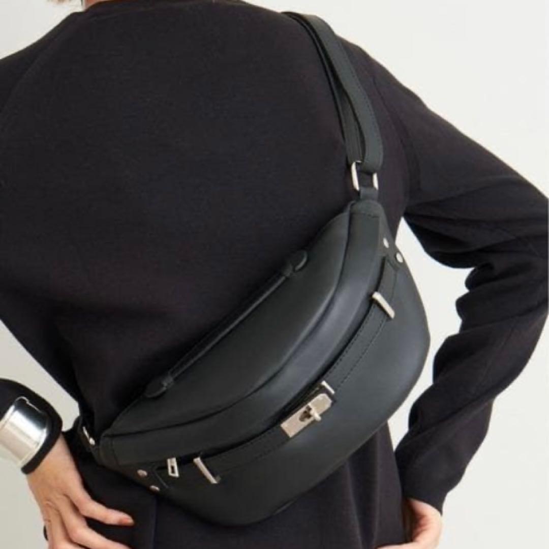 【極美品】AULENTTI オーレンティ　ボディバッグ　本革　黒　ゴールド