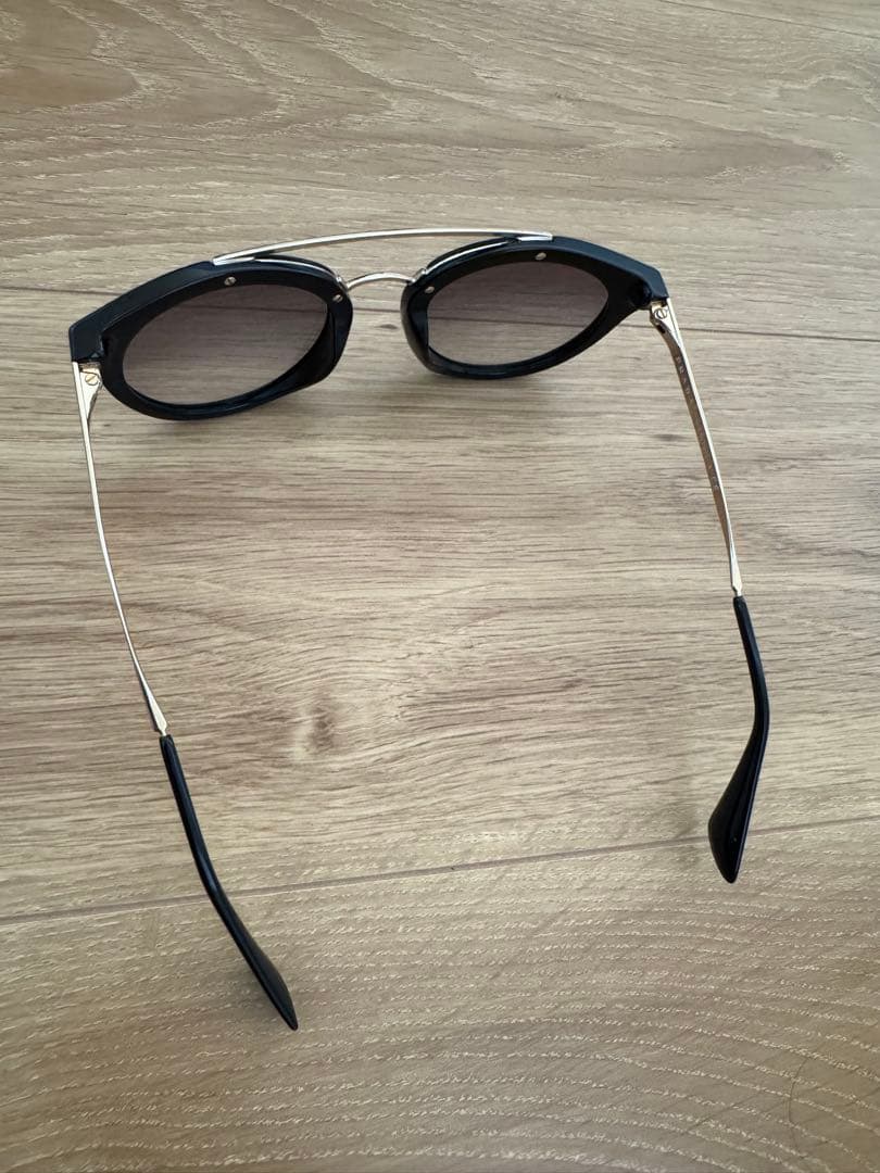 PRADA オーバーサイズサングラス ブラック