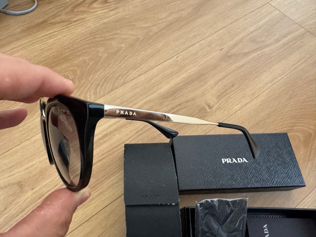 PRADA オーバーサイズサングラス ブラック