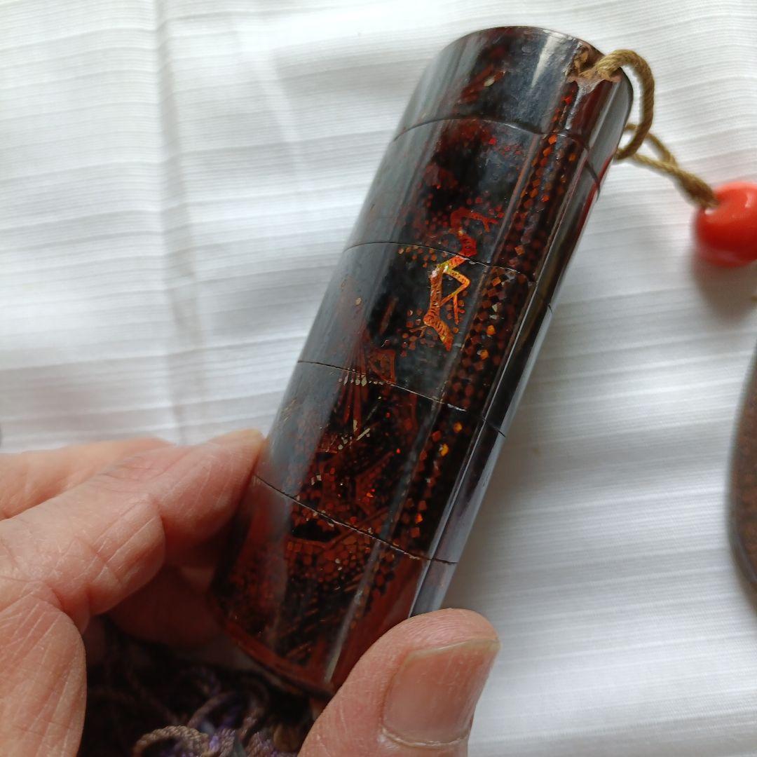 螺鈿細工調の模様あり漆器 印籠　根付珊瑚玉 根付般若彫刻　刀の鍔付き