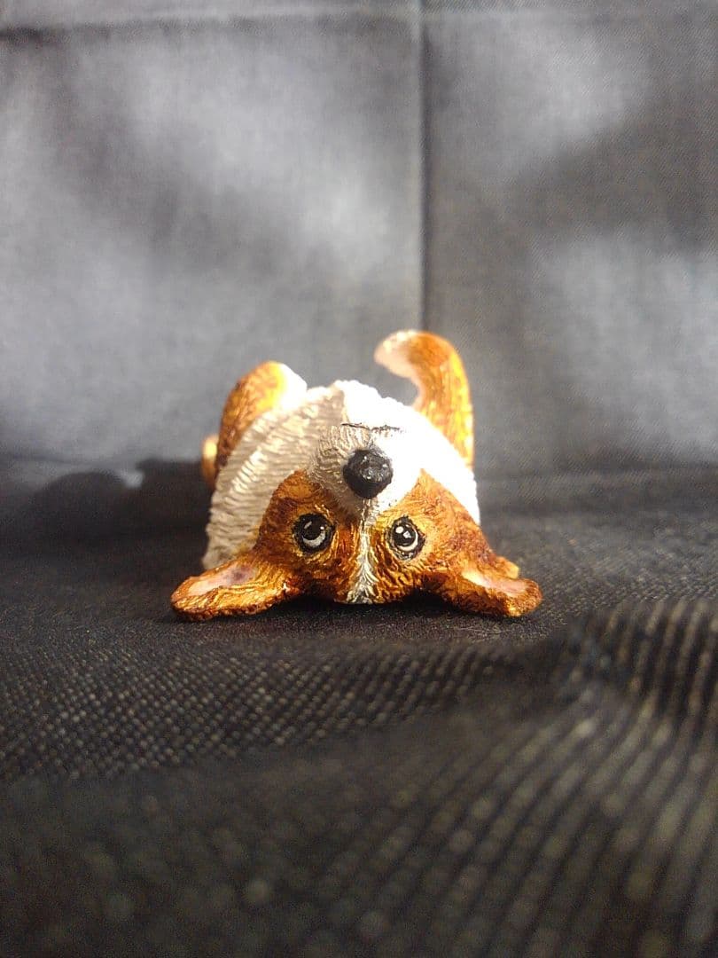 木彫りのコーギーヘソ天