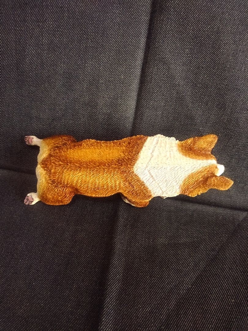 木彫りのコーギーヘソ天