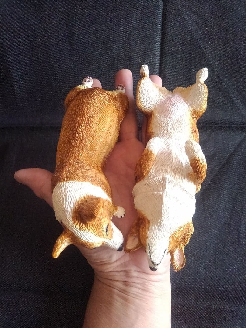 木彫りのコーギーヘソ天