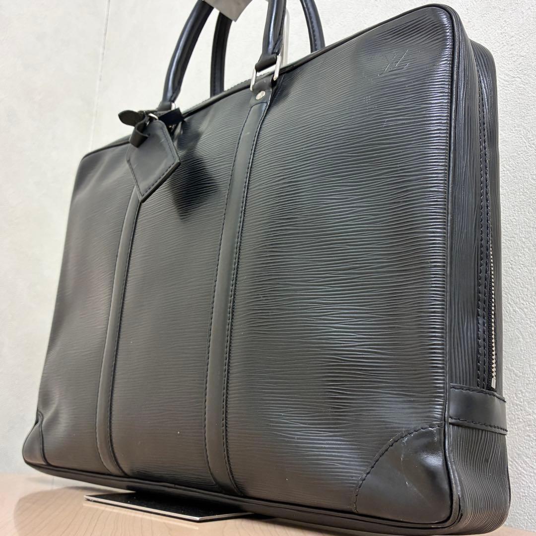 Louis Vuitton ルイヴィトン エピ ポルトドキュマン ヴォワヤージュ