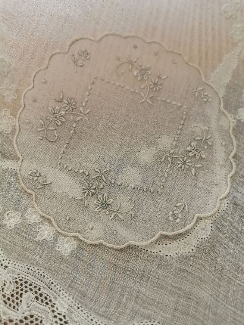アンティーク シアーなピーニャクロス 小花の手刺繍 フラワーリムプチドイリーα