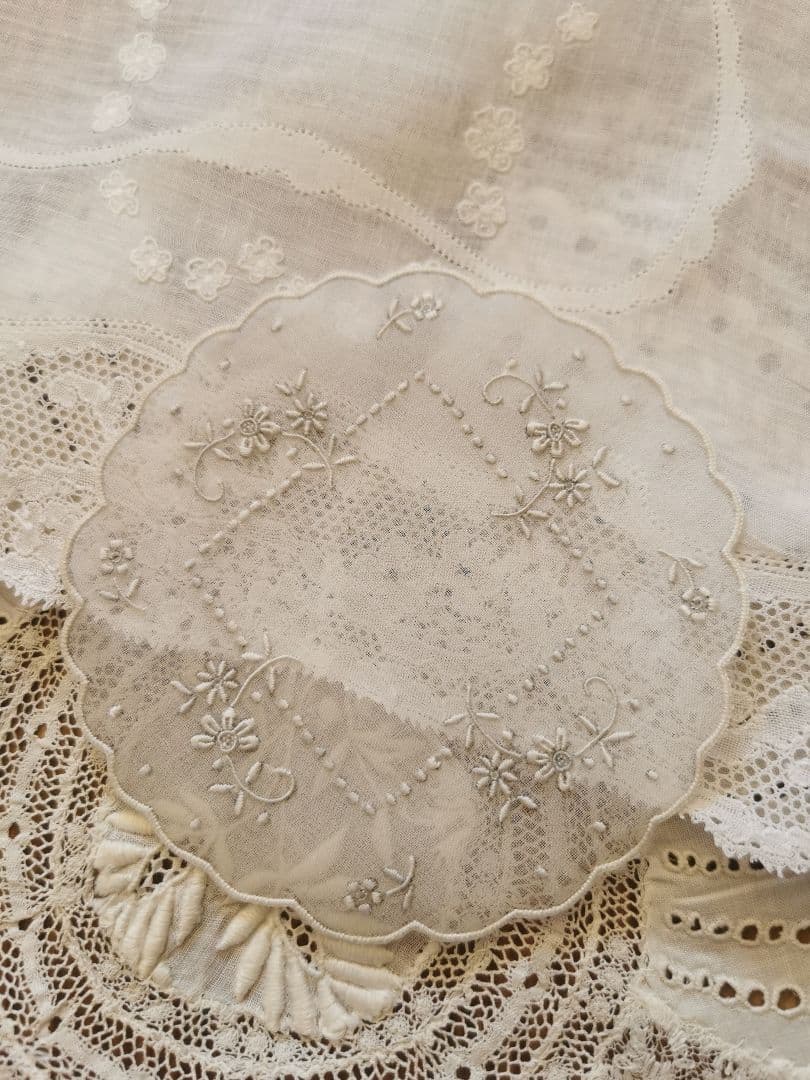 アンティーク シアーなピーニャクロス 小花の手刺繍 フラワーリムプチドイリーα