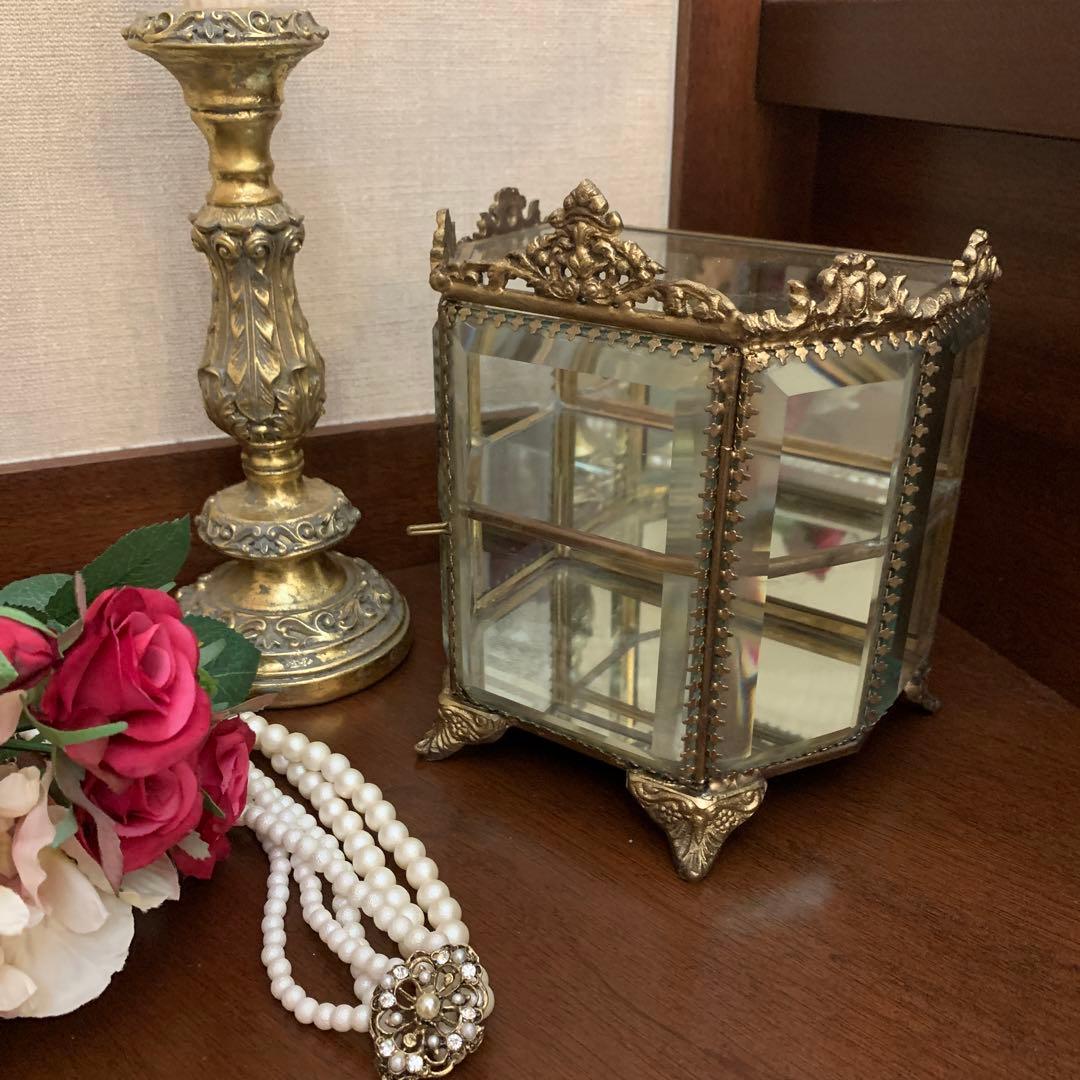ガラスと真鍮の2段ロココジュエリーボックス