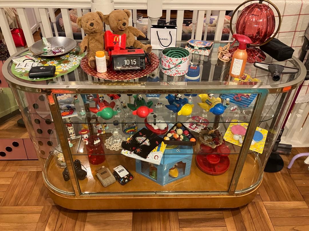 曲線形ガラスショーケース