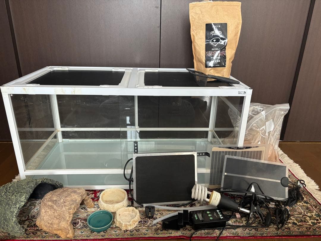 ガラス製飼育ケージと付属品一式