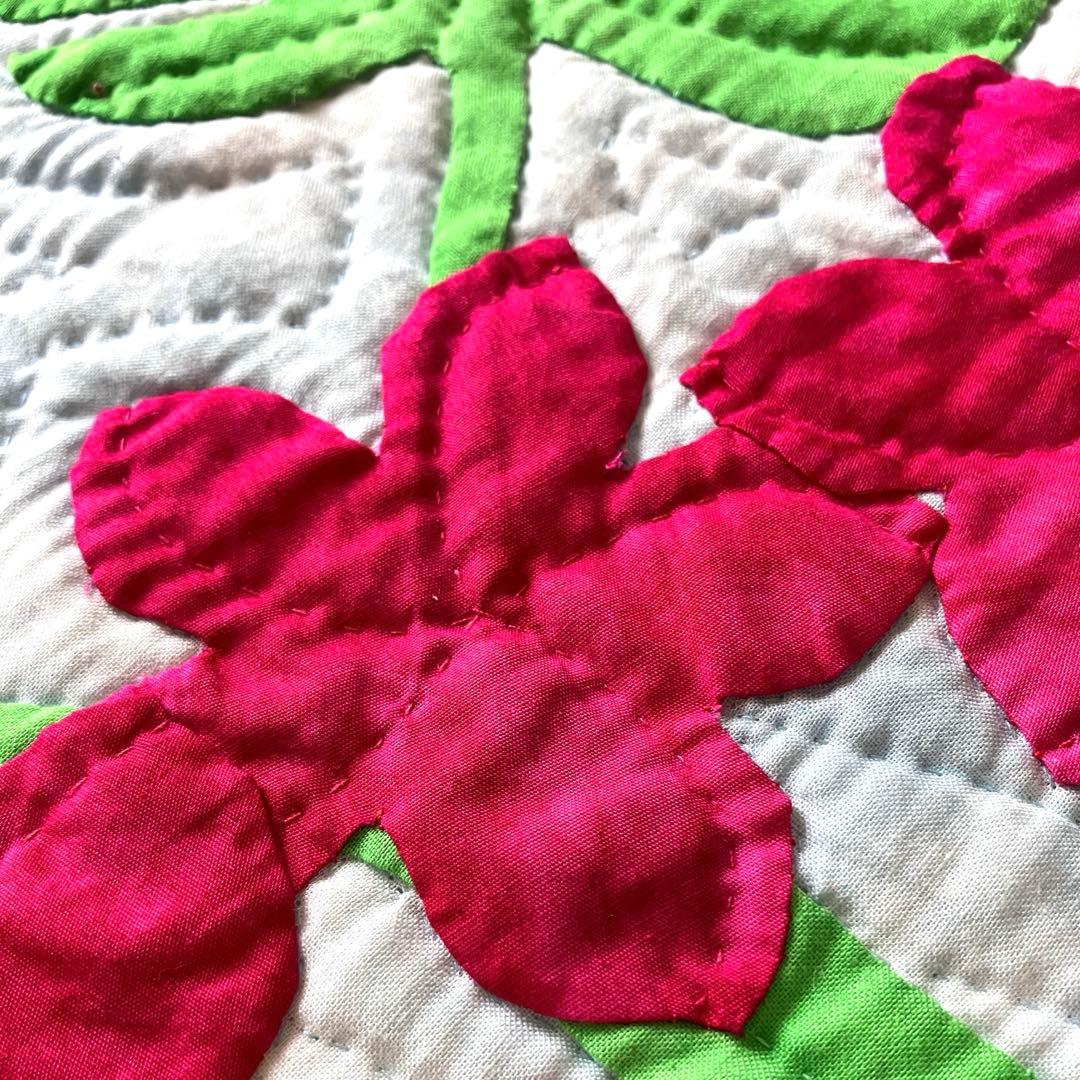 ハワイアンキルト　モンステラとプルメリア鯨の尻尾のタペストリー