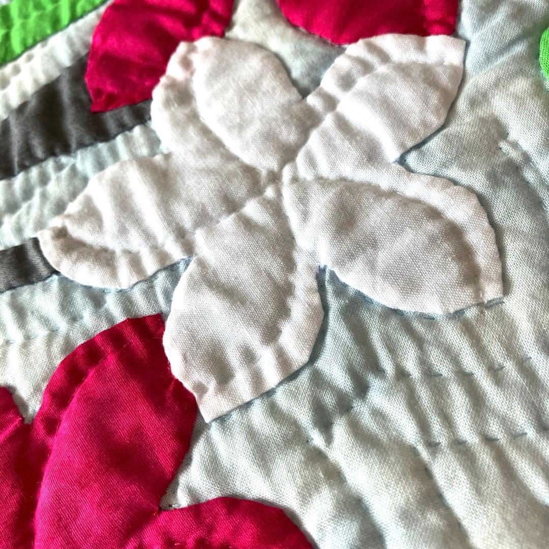 ハワイアンキルト　モンステラとプルメリア鯨の尻尾のタペストリー