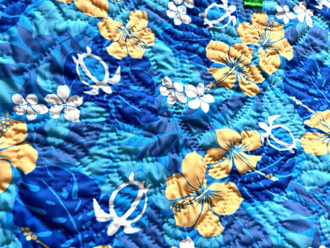 ハワイアンキルト　モンステラとプルメリア鯨の尻尾のタペストリー