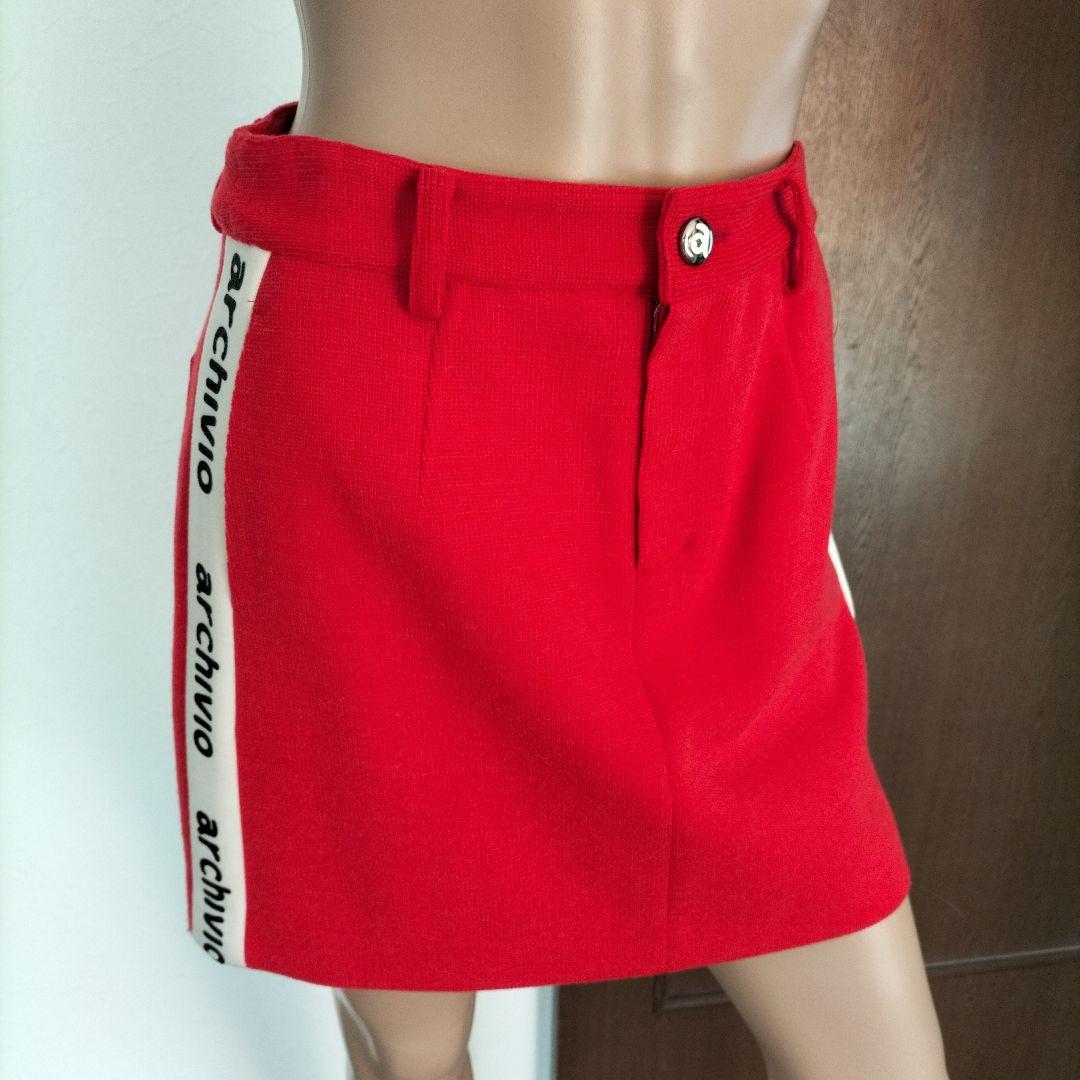 未使用赤いスカート サイドロゴテープ付き